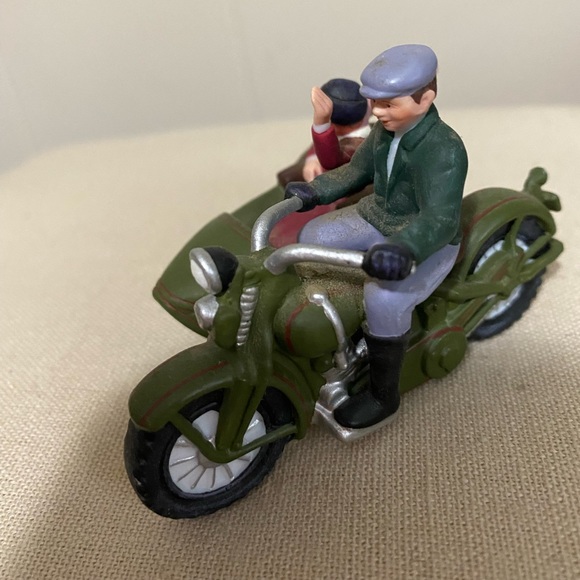 Harley Davidson Christmas Village - Picture 3 of 5